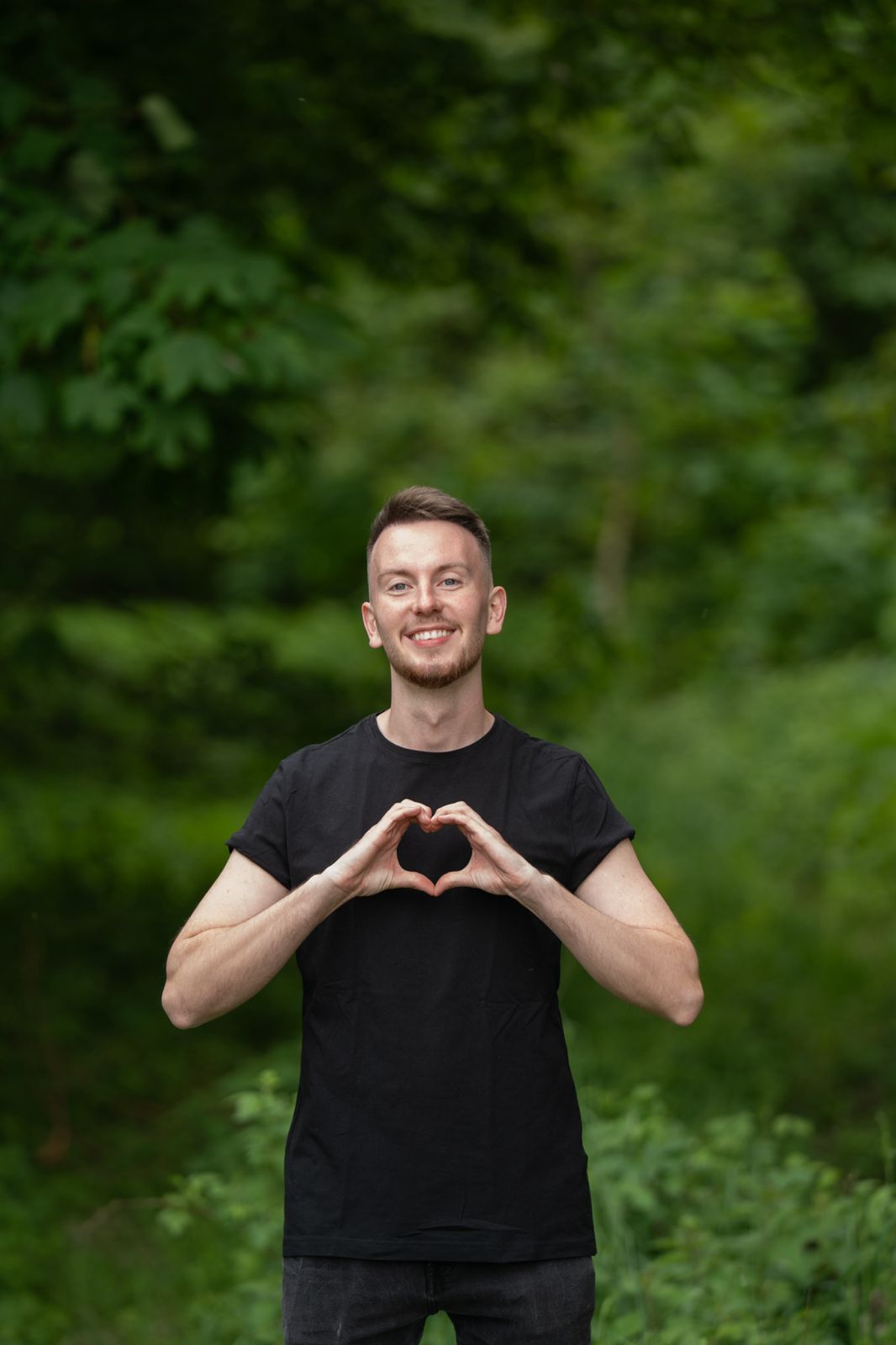 Julian formt ein Herz mit den Händen